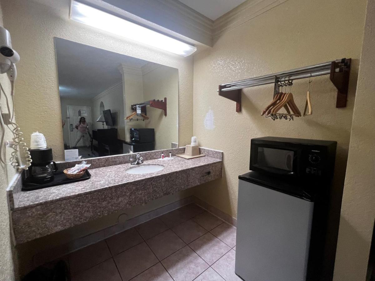 Express Inn Katy Bagian luar foto