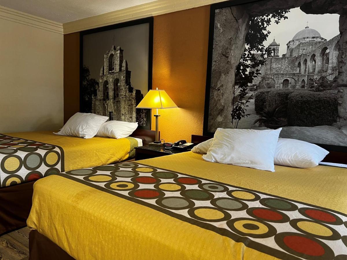 Express Inn Katy Bagian luar foto
