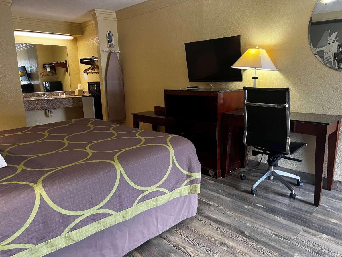 Express Inn Katy Bagian luar foto