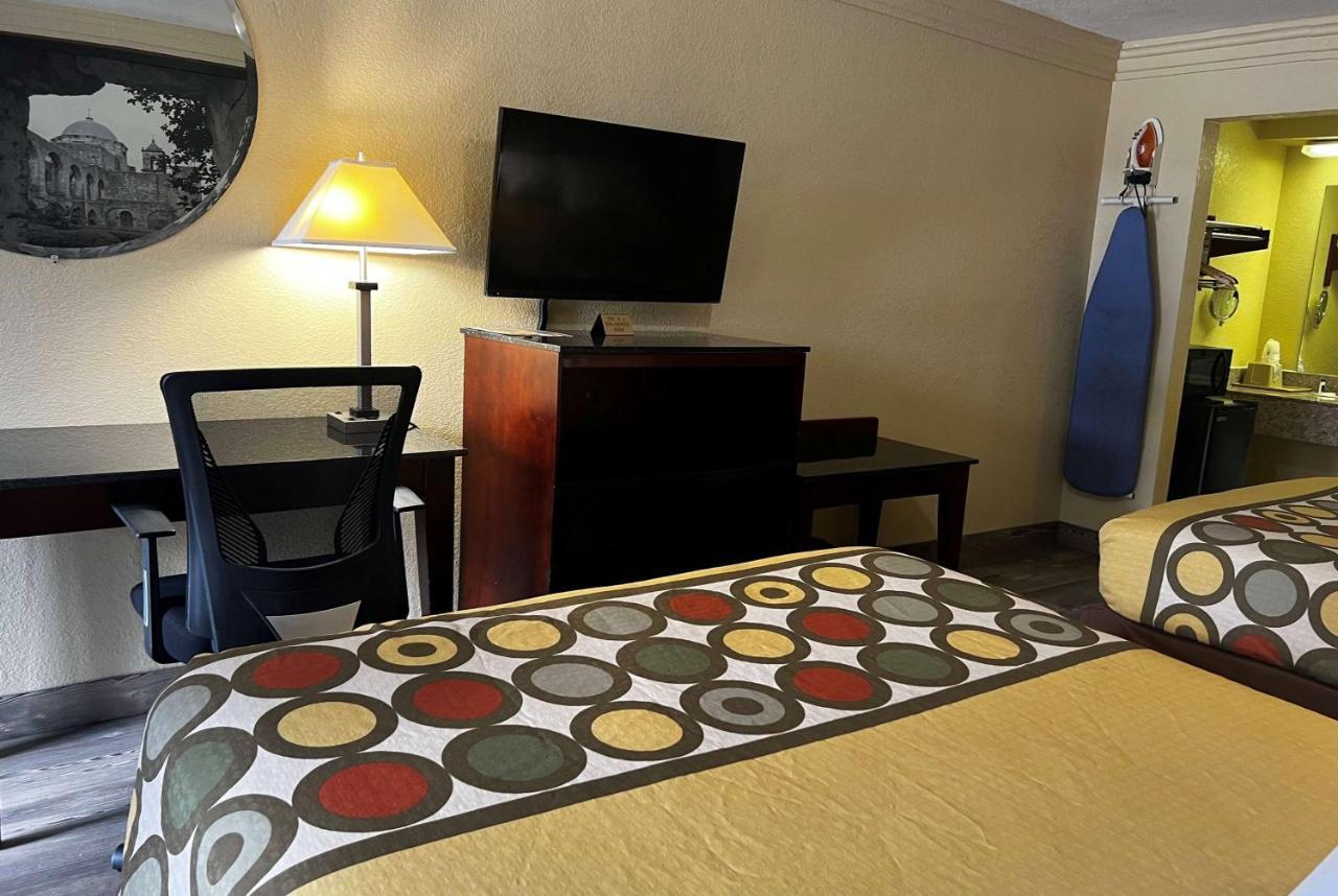 Express Inn Katy Bagian luar foto