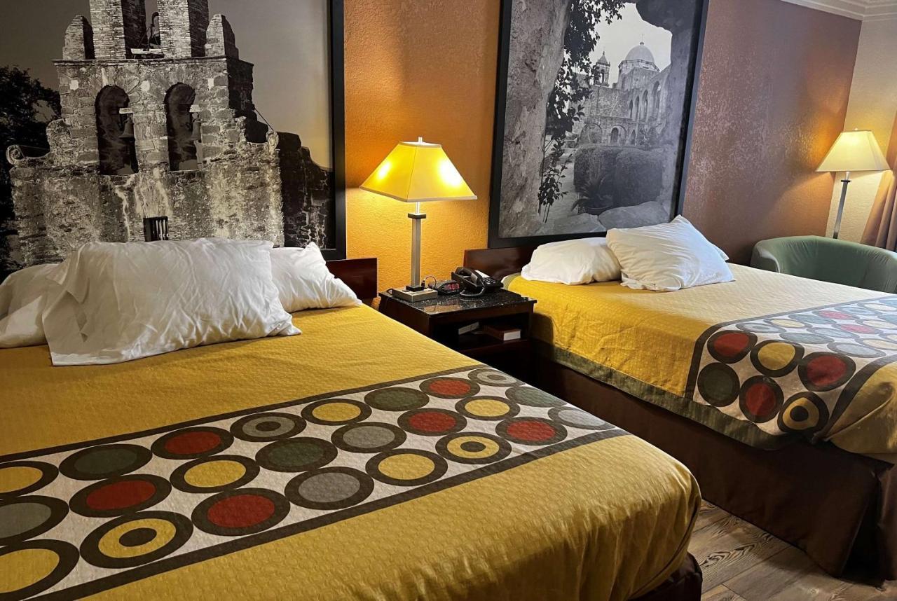 Express Inn Katy Bagian luar foto