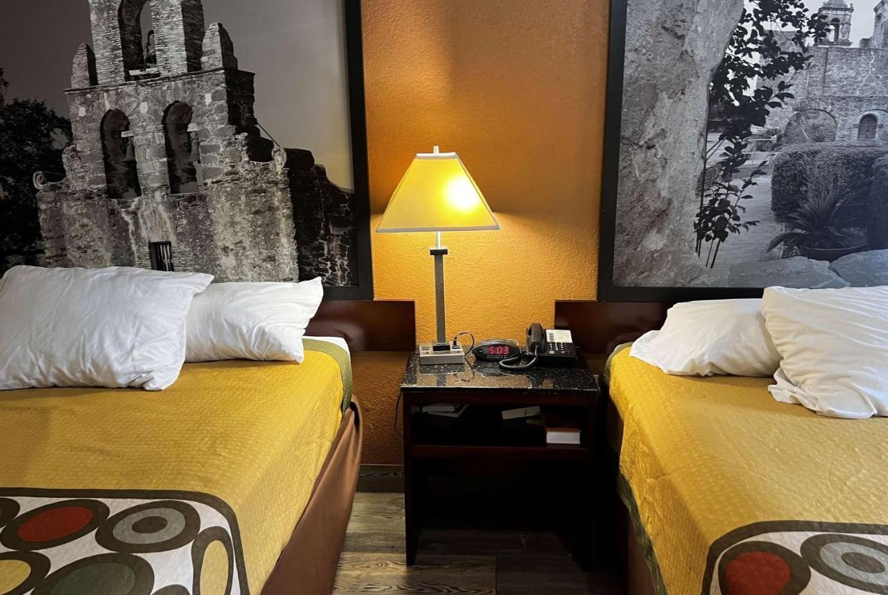 Express Inn Katy Bagian luar foto