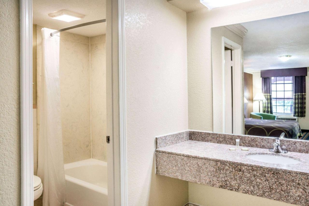Express Inn Katy Bagian luar foto
