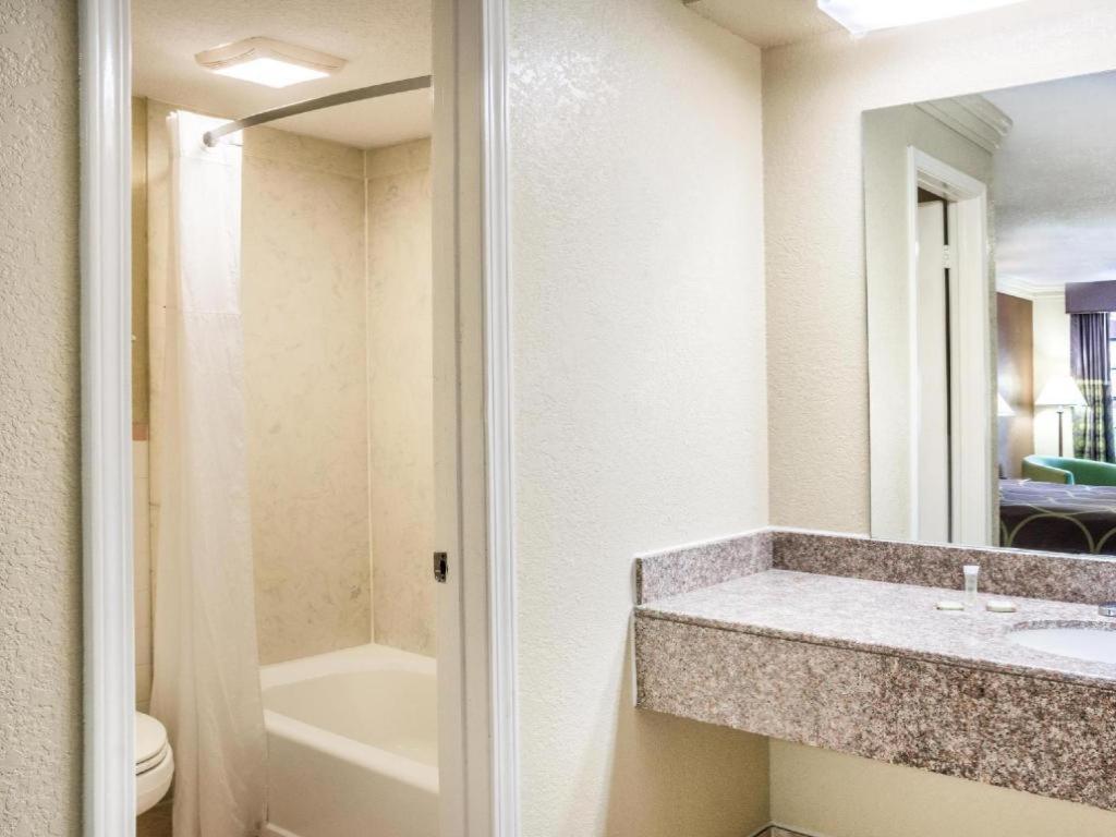 Express Inn Katy Bagian luar foto