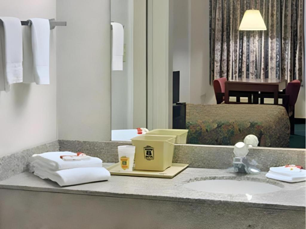 Express Inn Katy Bagian luar foto