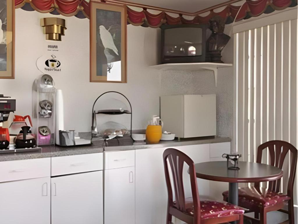 Express Inn Katy Bagian luar foto