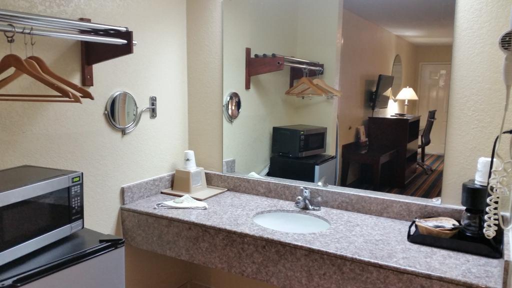 Express Inn Katy Bagian luar foto