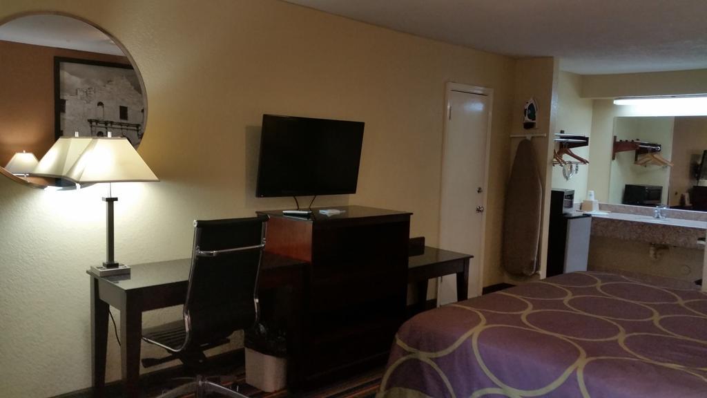 Express Inn Katy Bagian luar foto